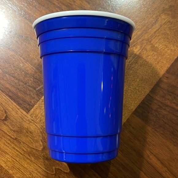 NEVER USED WMG REUSABLE PLASTIC BLUE CUP - BPA FREE - FUN CUP! - Picture 4 of 5